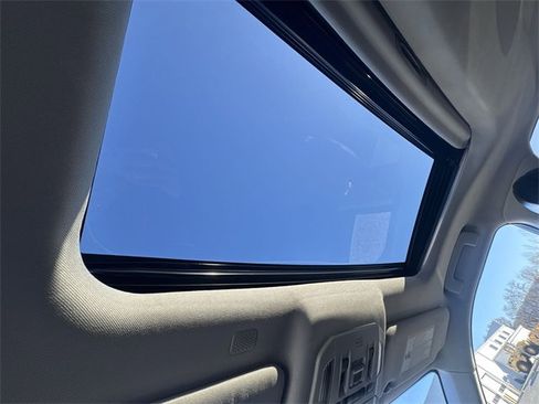 Used 2021 Toyota Highlander XLE image 19