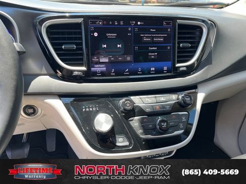 Used 2023 Chrysler Pacifica Touring-L FWD image 9