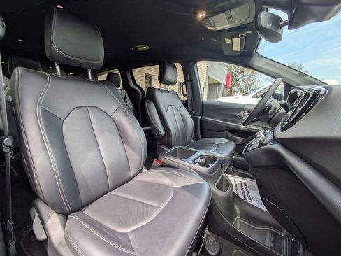 Used 2025 Chrysler Pacifica Select image 30