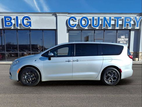 Used 2023 Chrysler Pacifica Touring-L w/ S Appearance Package image 2
