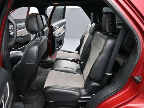 Used 2017 Ford Explorer XLT w/ Equipment Group 202A image 14