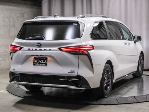 Used 2024 Toyota Sienna XSE w/ XSE Plus Package AWD/4WD image 4