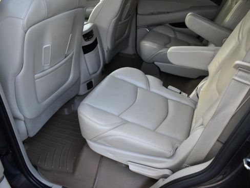 Used 2017 Cadillac Escalade Luxury AWD/4WD image 24