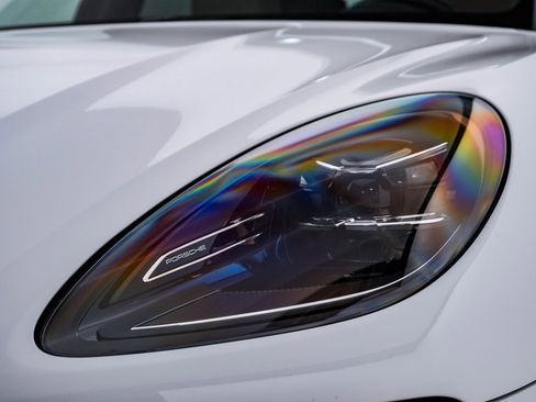 Certified 2025 Porsche Macan image 7