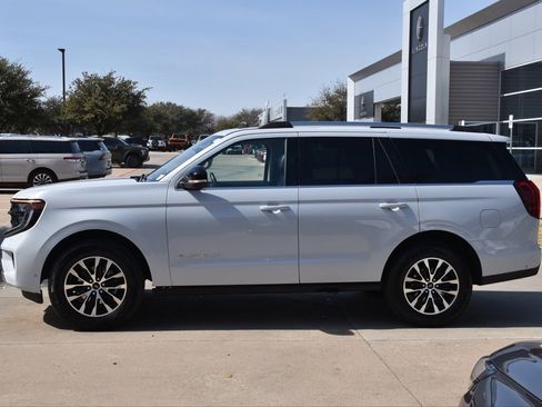 Certified 2025 Ford Expedition Platinum image 12