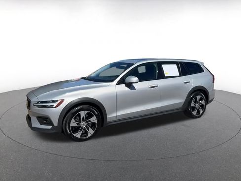 Used 2025 Volvo V60 B5 Cross Country Plus image 8