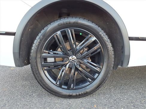 Certified 2022 Volkswagen Tiguan SE R-Line image 5