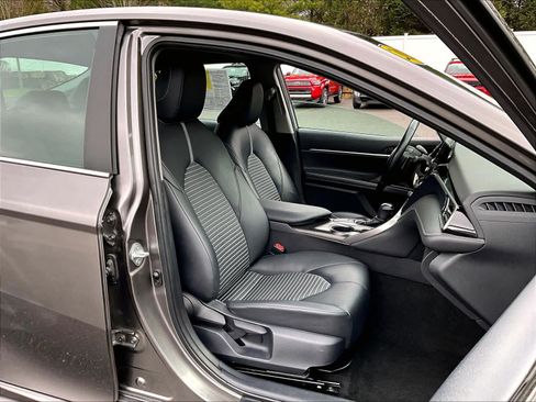 Used 2023 Toyota Camry SE image 11