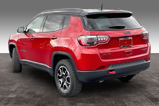 Used 2025 Jeep Compass Trailhawk AWD/4WD image 12