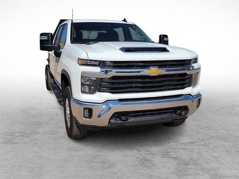 Used 2024 Chevrolet Silverado 2500 LT w/ Convenience Package image 2