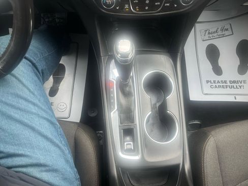 Used 2018 Chevrolet Equinox LT image 16