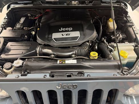 Used 2014 Jeep Wrangler Unlimited Sahara w/ Connectivity Group AWD/4WD image 3