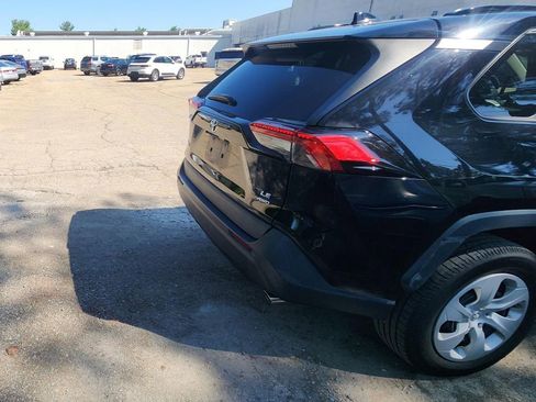 Used 2021 Toyota RAV4 LE AWD/4WD image 7