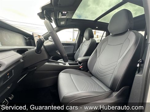 Used 2025 Volkswagen Tiguan SE R-Line image 18