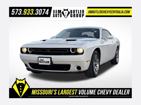Used 2018 Dodge Challenger SXT image 1