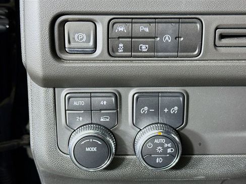 Used 2024 GMC Yukon SLT w/ SLT Luxury Package image 10