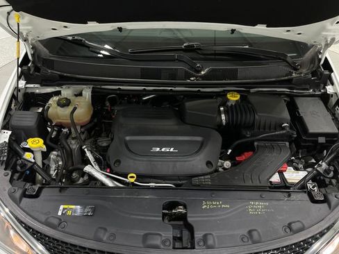 Used 2018 Chrysler Pacifica Touring-L Plus image 26