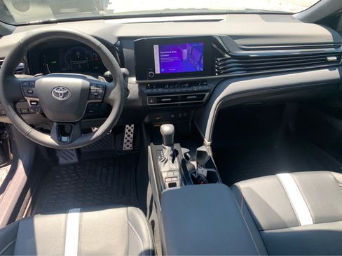 Used 2025 Toyota Camry SE w/ Convenience Package FWD image 10