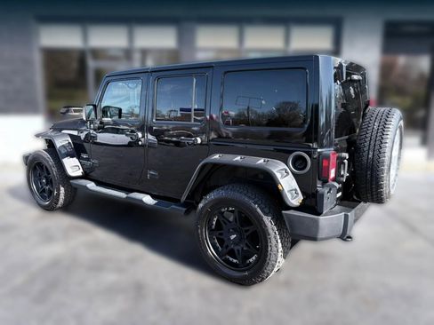 Used 2015 Jeep Wrangler Unlimited Sahara w/ Connectivity Group AWD/4WD image 3