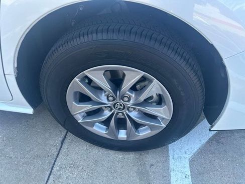 Used 2026 Toyota Sienna XLE FWD image 5