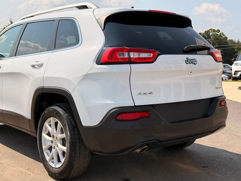 Used 2018 Jeep Cherokee Latitude w/ Safety Group AWD/4WD image 5