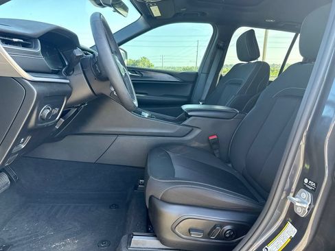 Used 2025 Jeep Grand Cherokee Laredo X RWD image 6