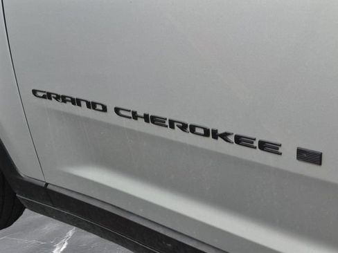 Used 2024 Jeep Grand Cherokee Altitude AWD/4WD image 10