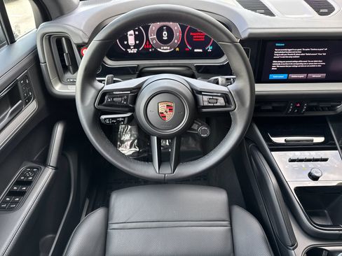 Certified 2025 Porsche Cayenne image 16
