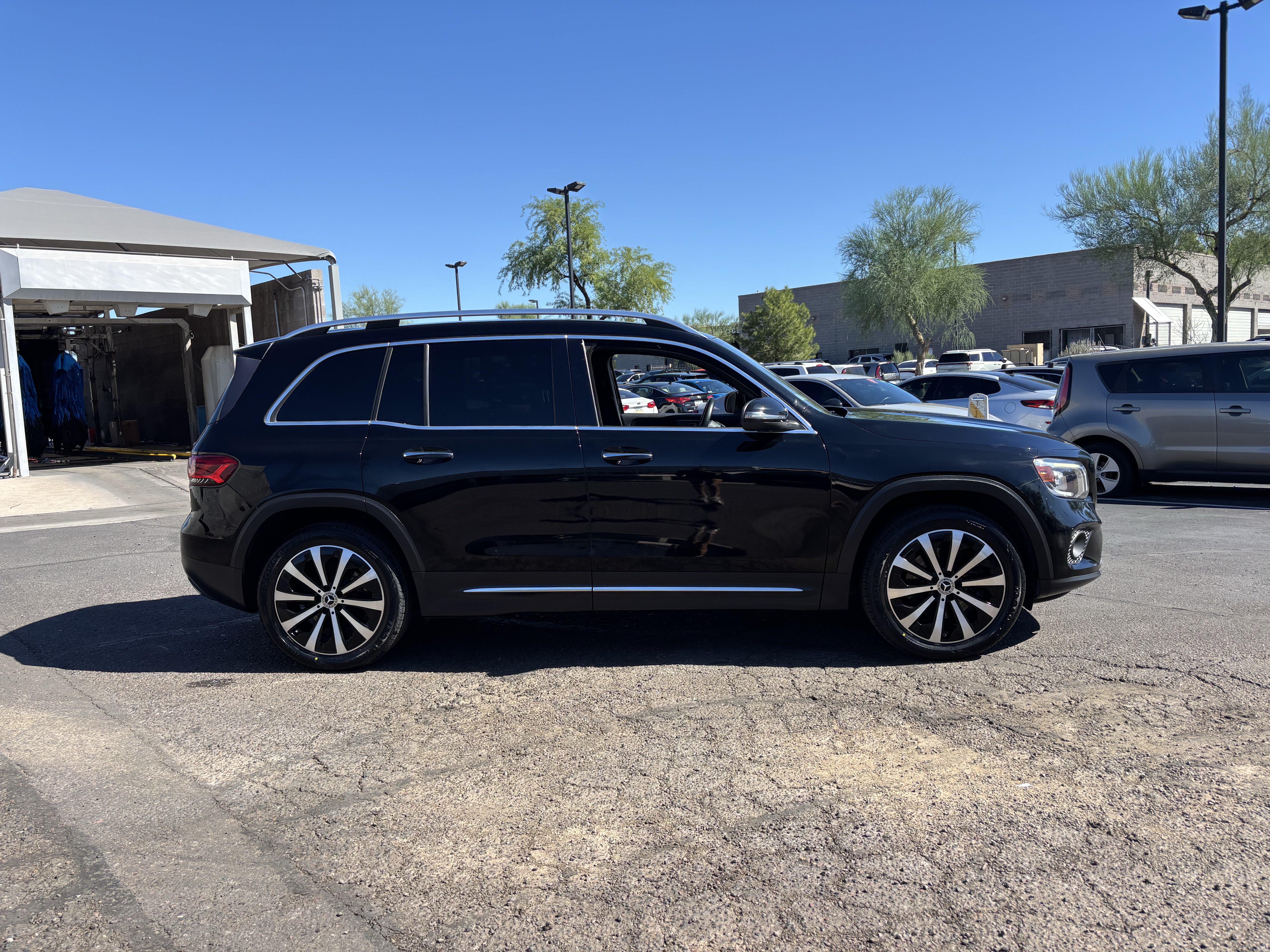 Used 2021 Mercedes-Benz GLB 250 4MATIC image 2