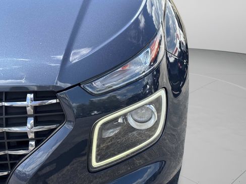 Used 2020 Hyundai Venue FWD image 34