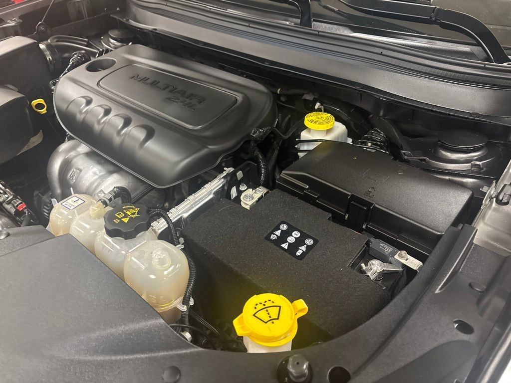Used 2019 Jeep Cherokee Latitude Plus w/ Cold Weather Group AWD/4WD image 41