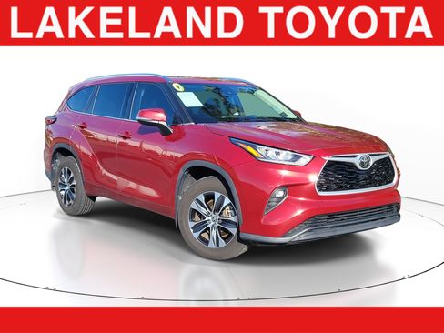 Used 2020 Toyota Highlander XLE AWD/4WD image 1
