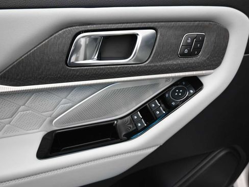 Used 2025 Ford Explorer Platinum w/ Ultimate Package image 10