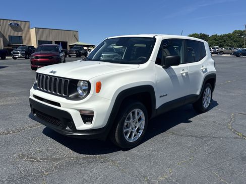 Used 2023 Jeep Renegade Latitude AWD/4WD image 2