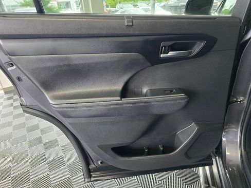 Used 2024 Toyota Highlander XLE AWD/4WD image 38