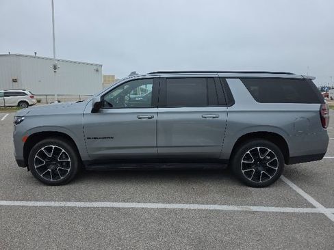 Used 2024 Chevrolet Suburban RST RWD image 2
