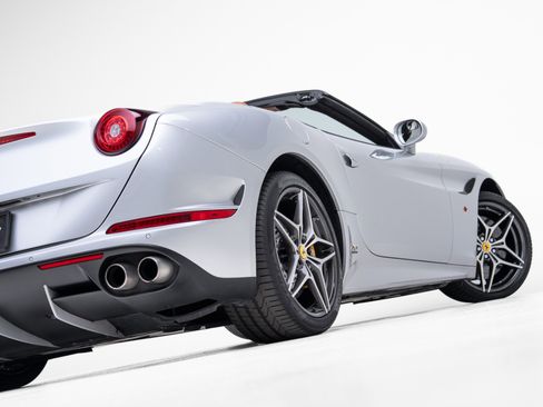 Used 2016 Ferrari California T image 26