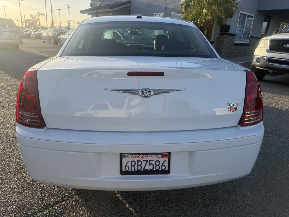 Used 2010 Chrysler 300 S RWD image 4