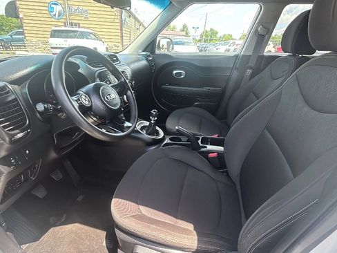 Used 2016 Kia Soul FWD image 2