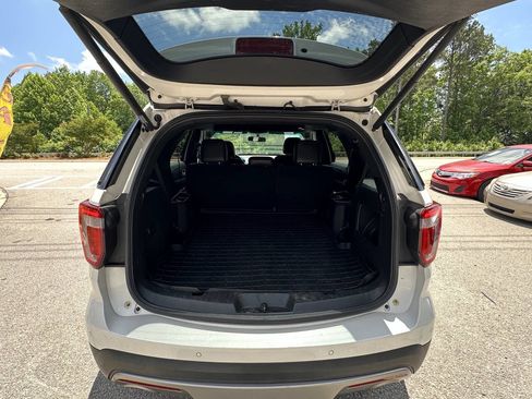Used 2017 Ford Explorer XLT w/ Equipment Group 202A AWD/4WD image 12