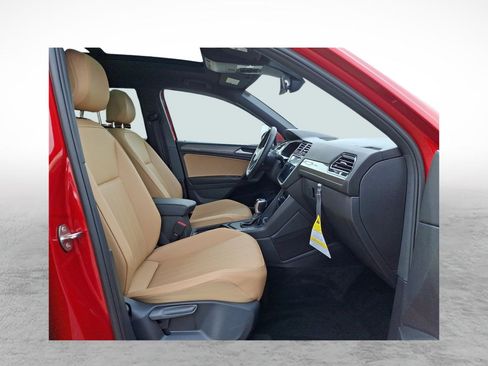 Used 2023 Volkswagen Tiguan SE w/ Panoramic Sunroof Package image 12