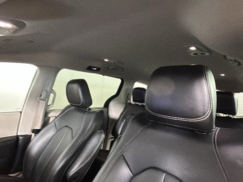 Used 2024 Chrysler Pacifica Touring-L FWD image 12