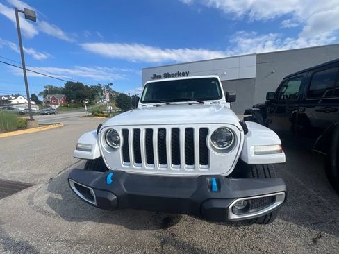 Used 2023 Jeep Wrangler Unlimited Sahara w/ Cold Weather Group AWD/4WD image 5
