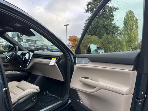 New 2025 Volvo EX90 Ultra w/ Protection Package Premier image 11