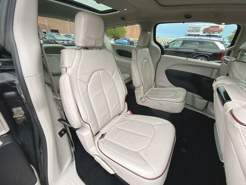 Used 2019 Chrysler Pacifica Limited w/ Advanced Safetytec Group FWD image 26