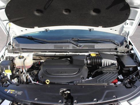 Used 2025 Chrysler Pacifica Select FWD image 8