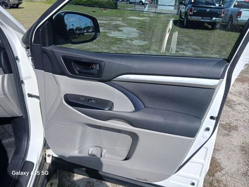 Used 2018 Toyota Highlander LE FWD image 17