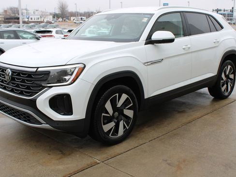 Certified 2024 Volkswagen Atlas Cross Sport SE image 3