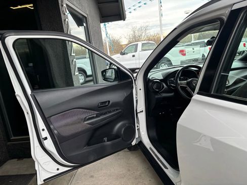 Used 2019 Nissan Kicks S image 8