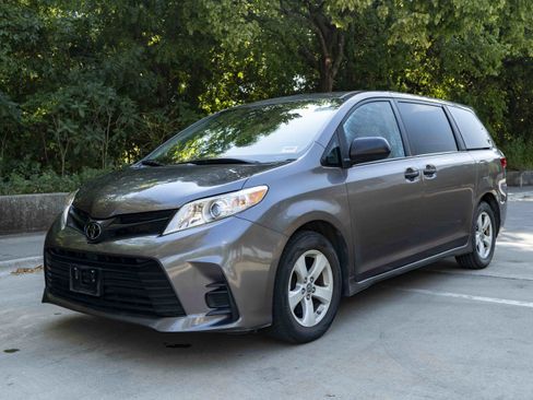 Used 2019 Toyota Sienna L FWD image 5